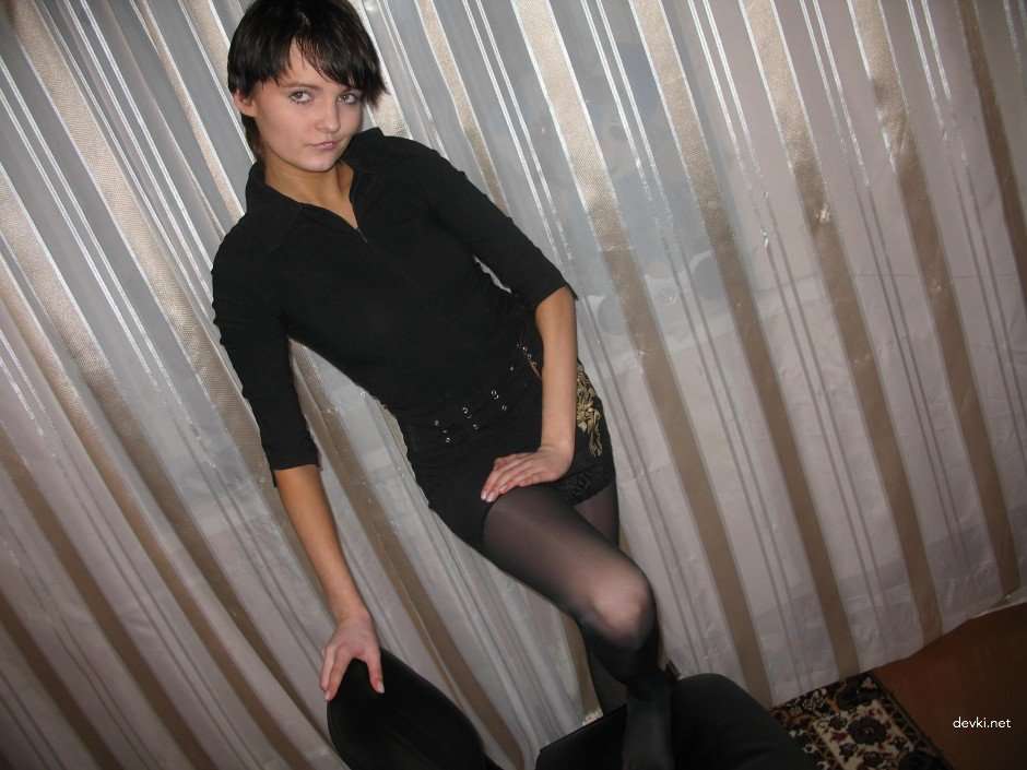 Seductive Amateur Girlfriend Loves to Pose Naked - Explicit Photos