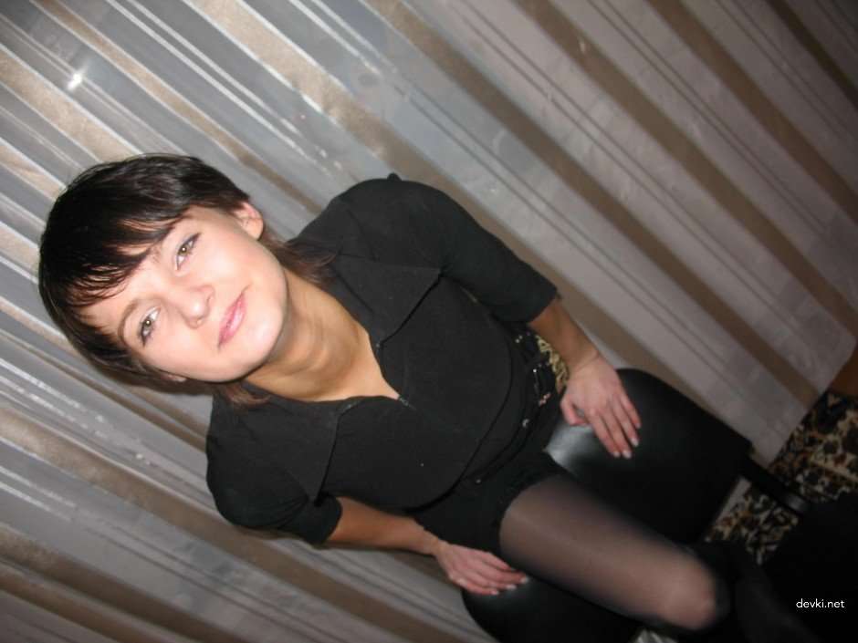 Seductive Amateur Girlfriend Loves to Pose Naked - Explicit Photos