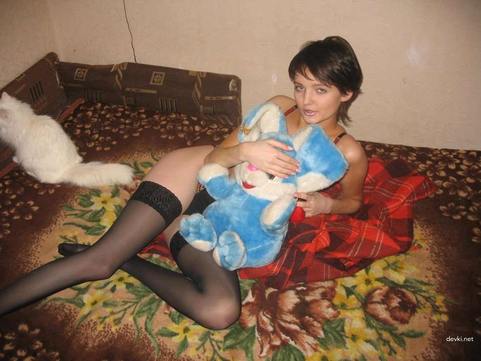 Seductive Amateur Girlfriend Loves to Pose Naked - Explicit Photos