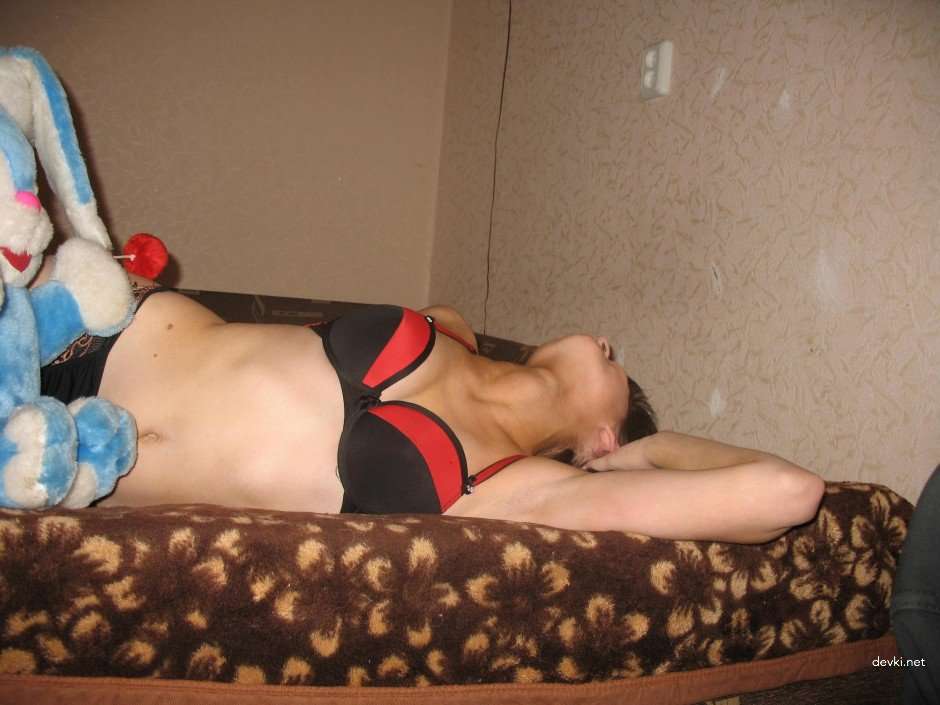 Seductive Amateur Girlfriend Loves to Pose Naked - Explicit Photos