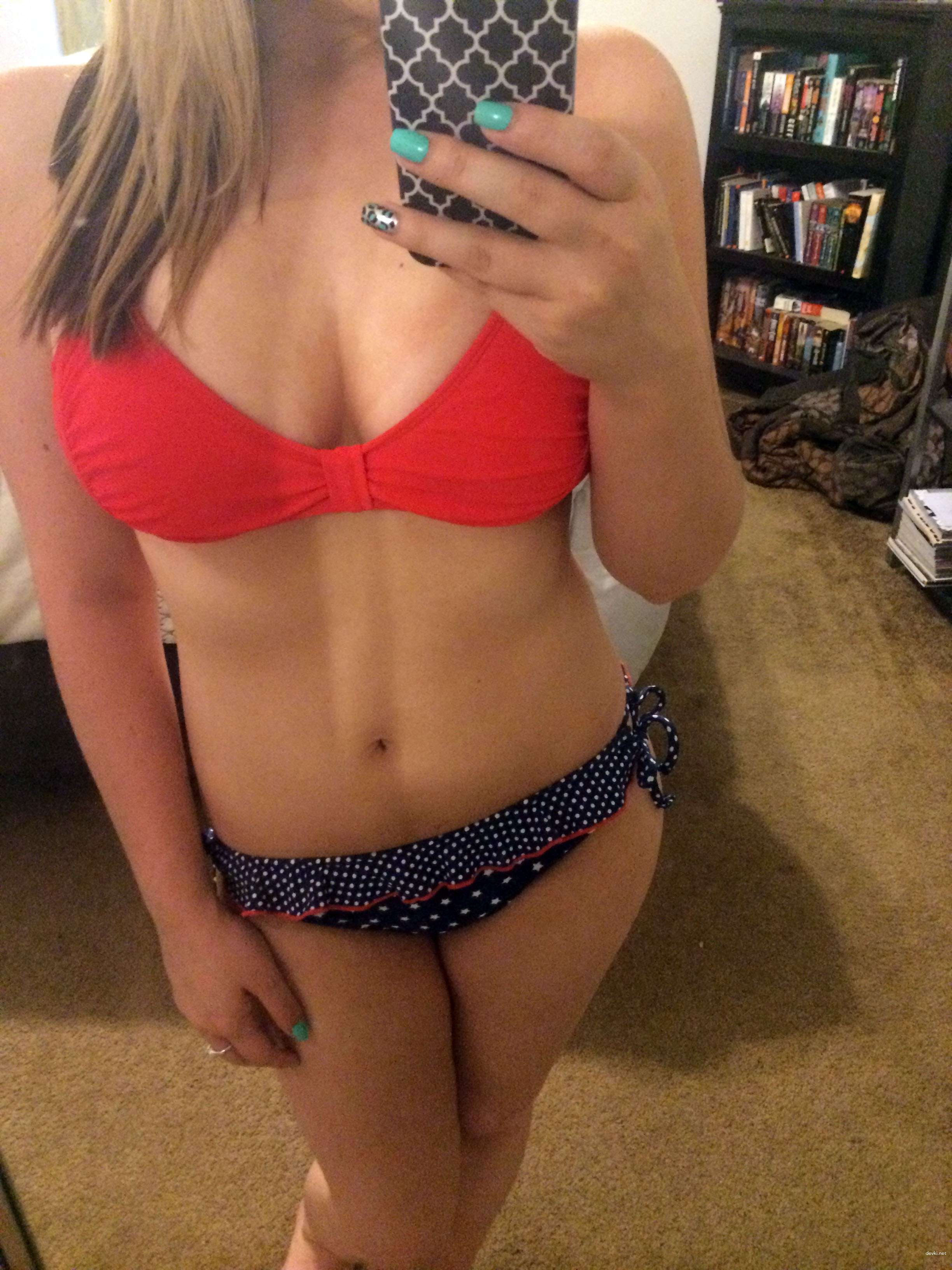 Amateur Babe Flaunts Sexy Body in Explicit Selfies