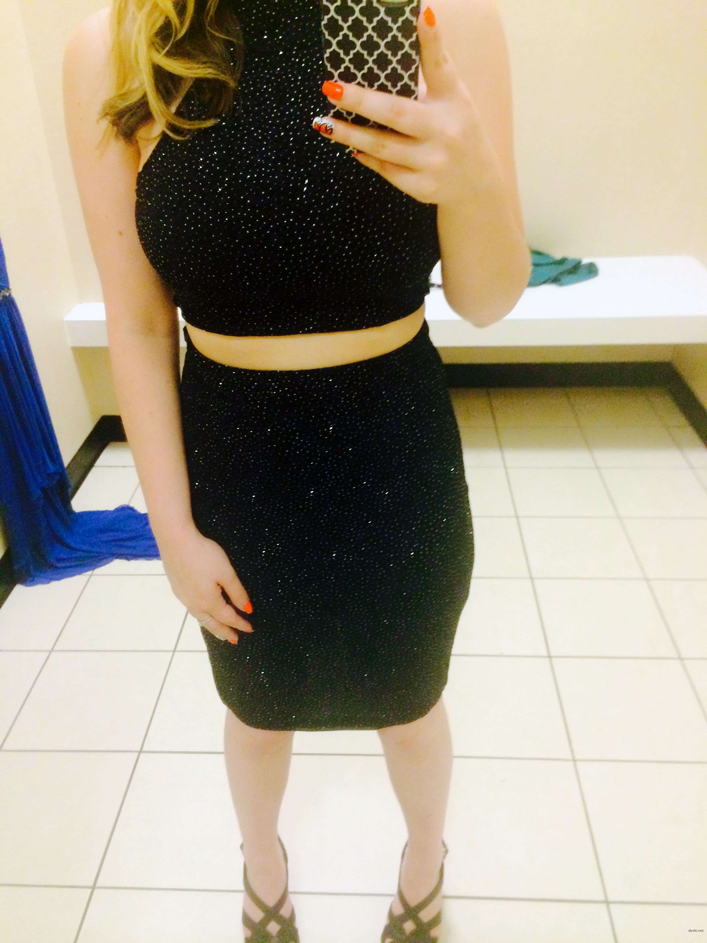 Amateur Babe Flaunts Sexy Body in Explicit Selfies