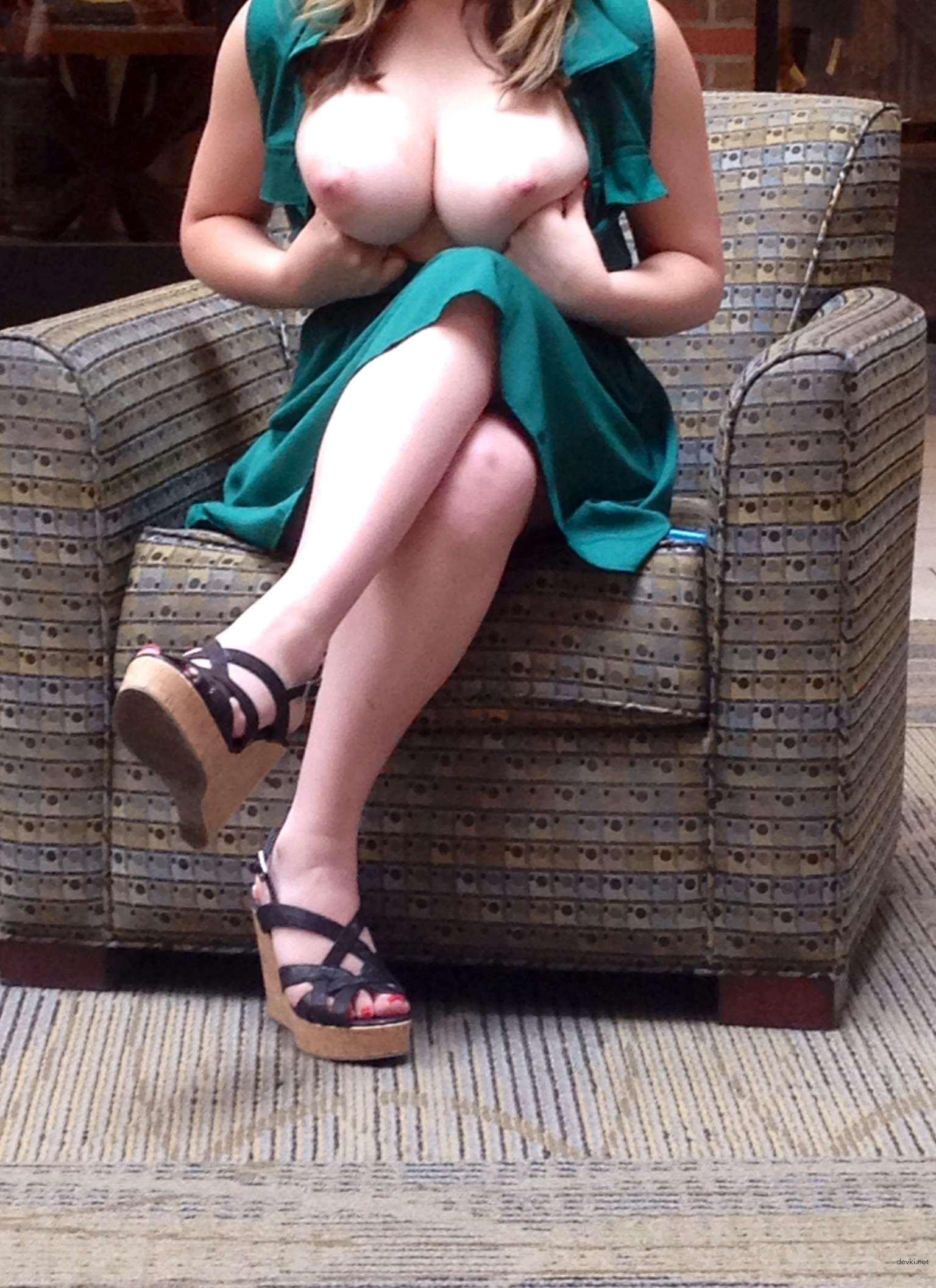 Amateur Babe Flaunts Sexy Body in Explicit Selfies