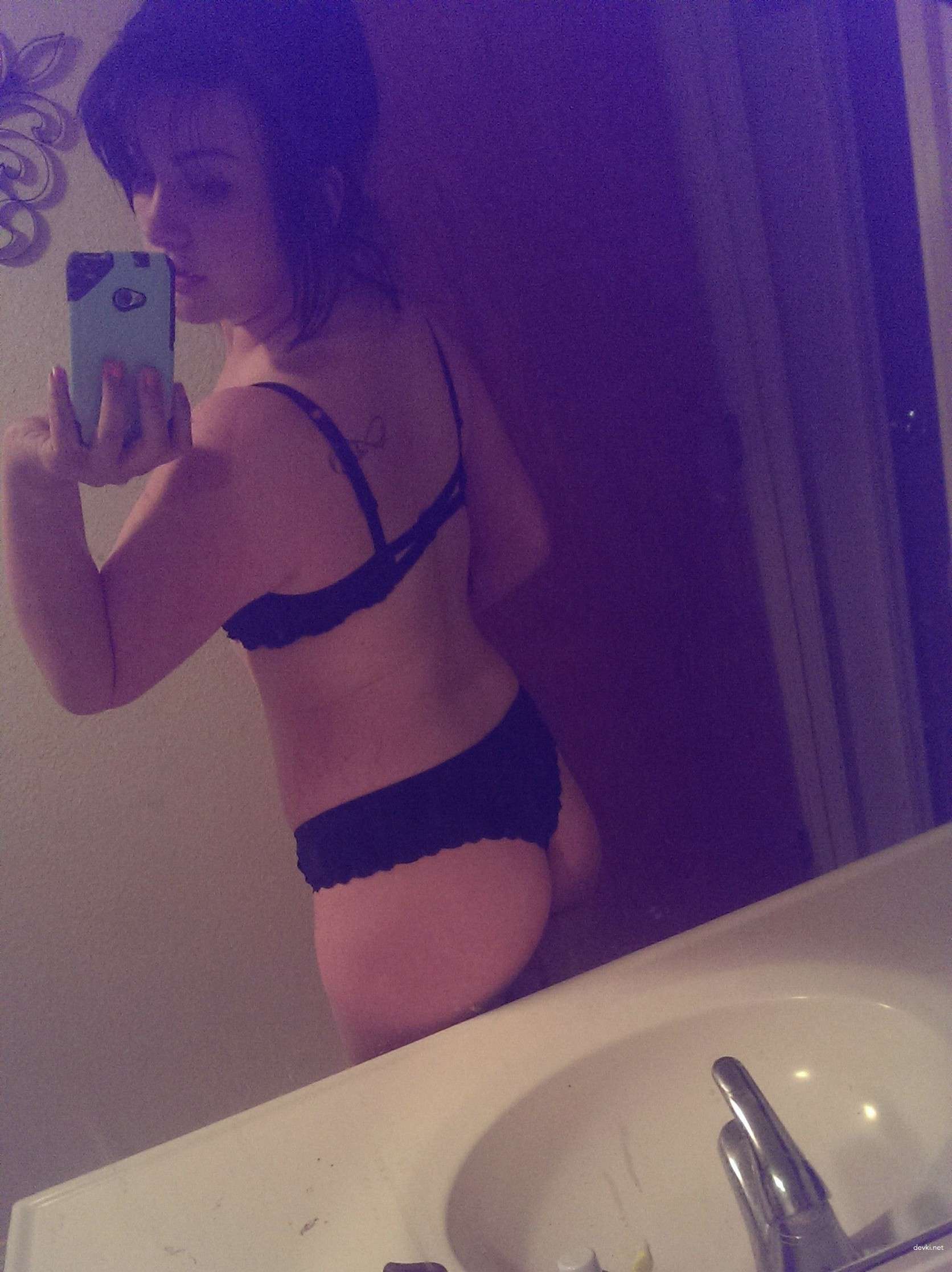 Sexy Brunette's Explicit Selfies: Amateur Porn Photos for Adults