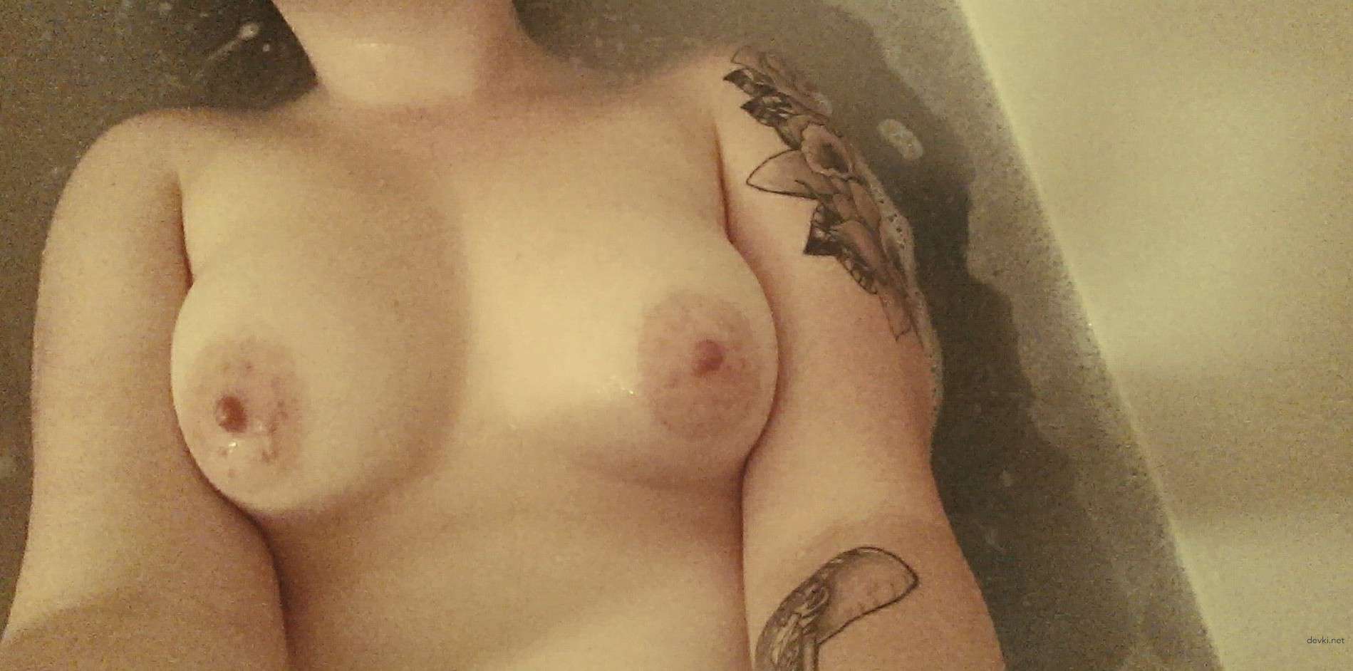 Sexy Brunette's Explicit Selfies: Amateur Porn Photos for Adults