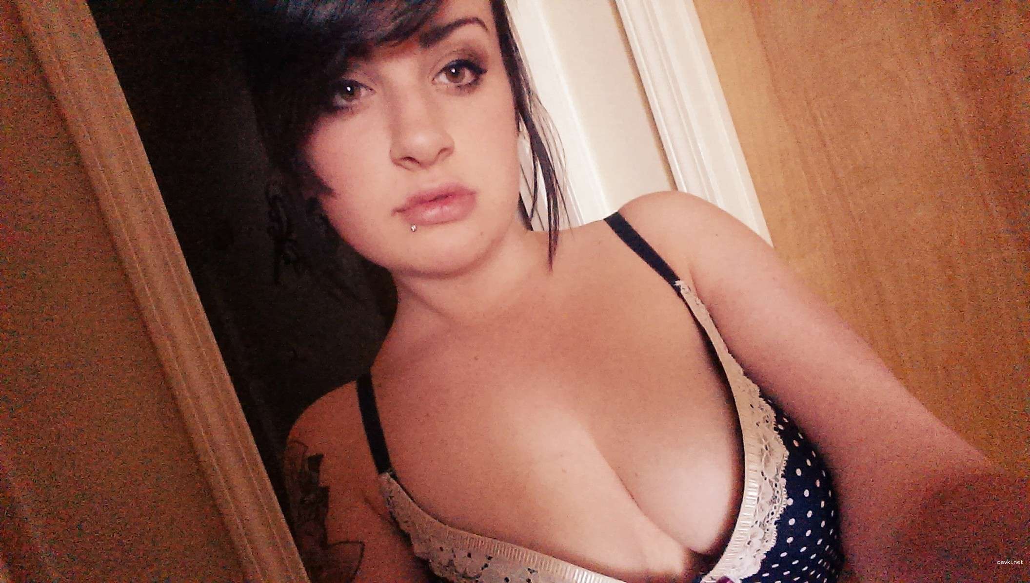 Sexy Brunette's Explicit Selfies: Amateur Porn Photos for Adults