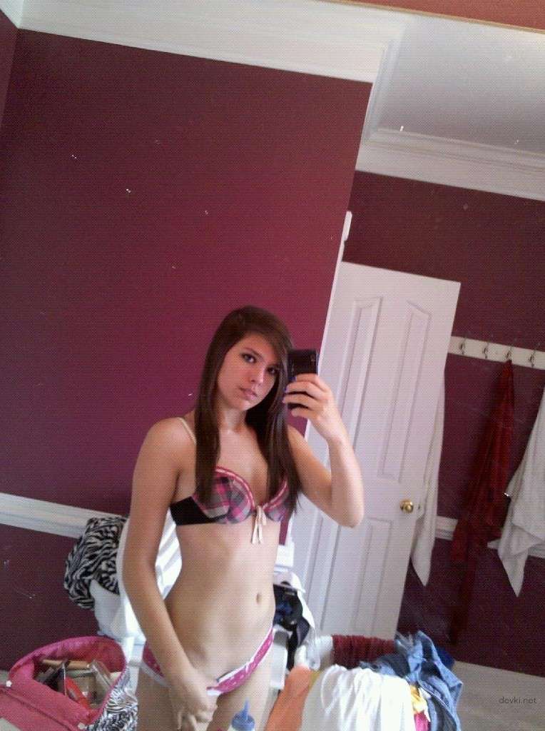 Amateur Brunette Naked Selfies from Every Angle - Explicit Solo Porn Pics