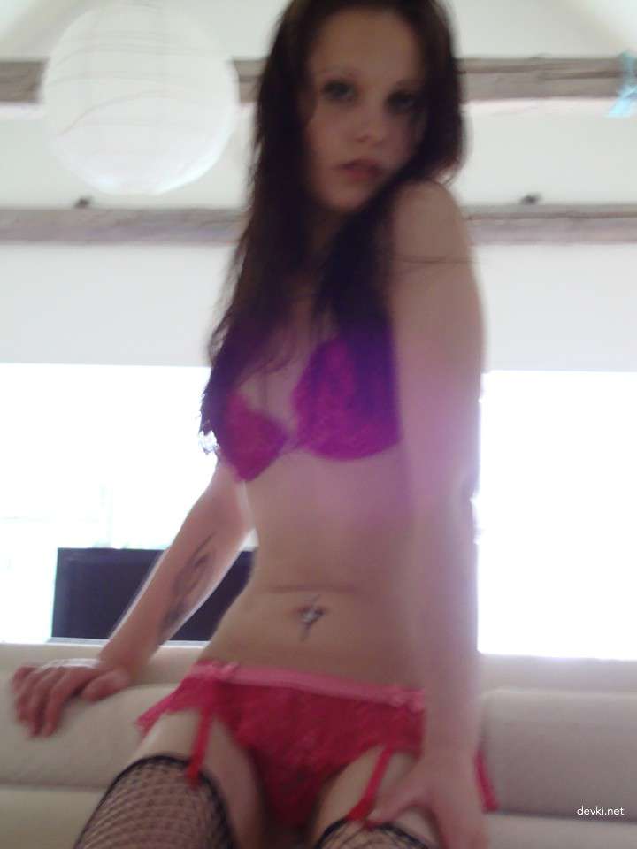 Slim Naked Brunette Amateur Porn Pics - Explicit Young Girl Masturbating