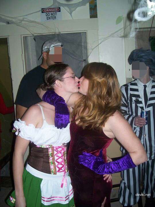 Hot Brunette in Glasses Amateur Porn Pics - Explicit XXX Photos