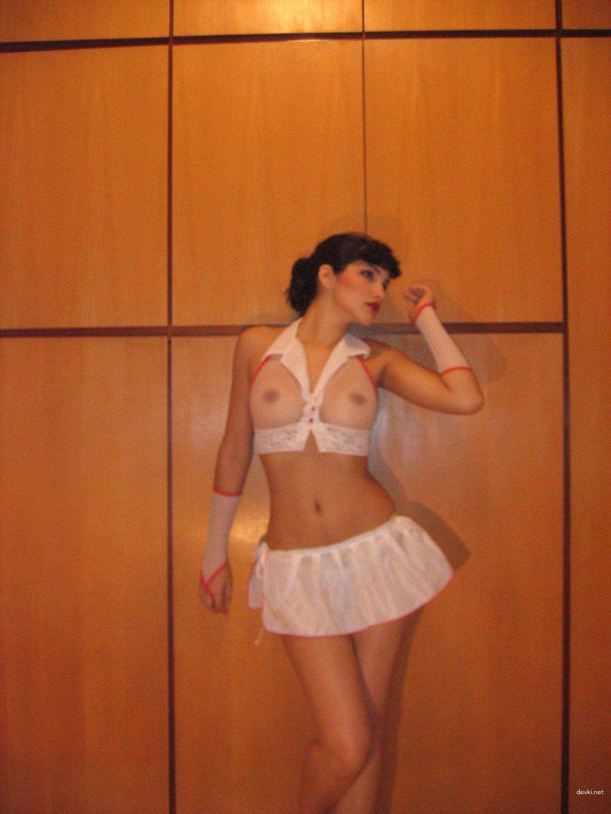 Stunning Brunette with Perfect Body in Amateur Porn Photo Shoot