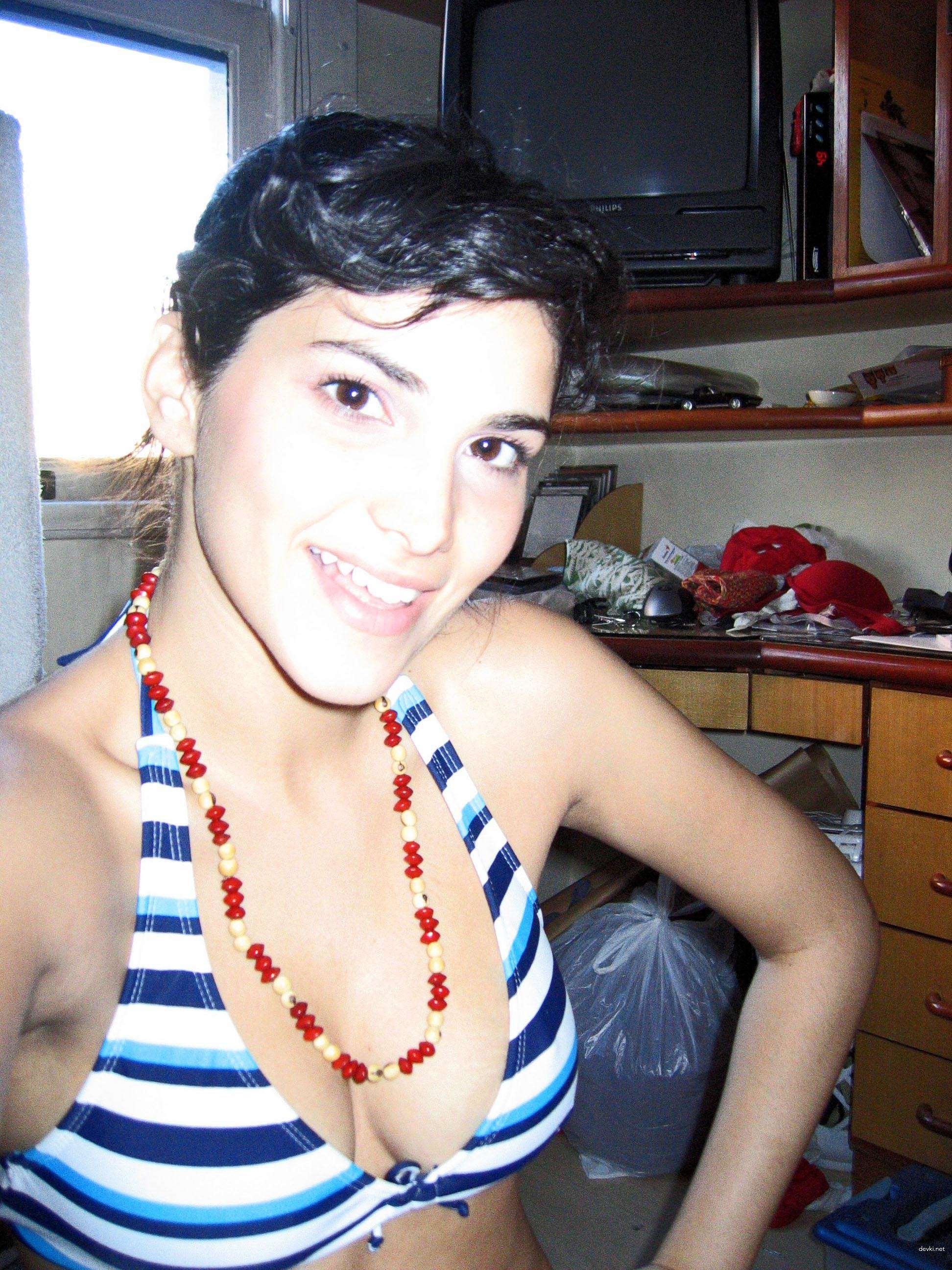 Stunning Brunette with Perfect Body in Amateur Porn Photo Shoot