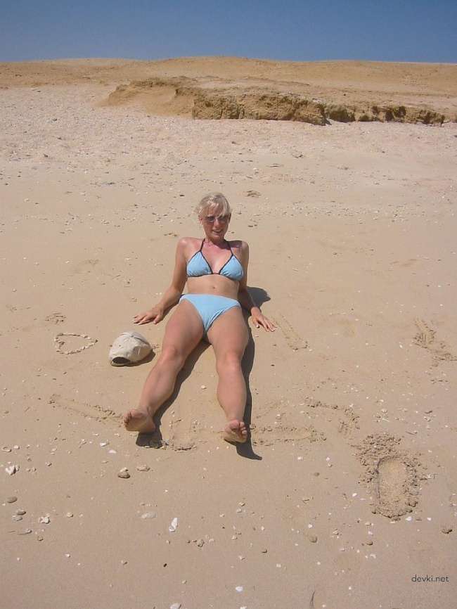 Explicit Amateur Vacation Photo of Girlfriends: Hot Beach Babes in Bikinis!