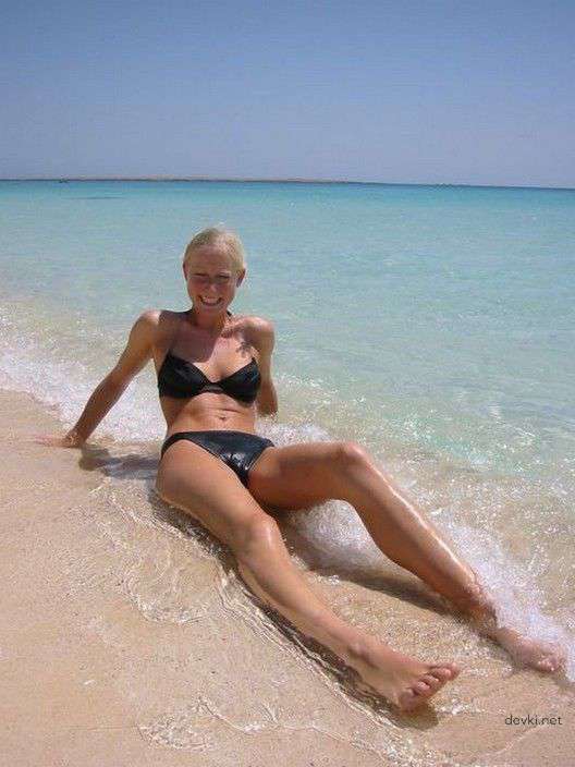 Explicit Amateur Vacation Photo of Girlfriends: Hot Beach Babes in Bikinis!