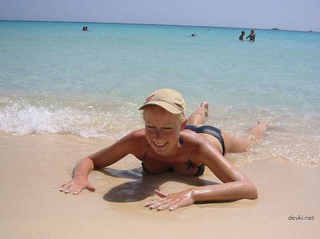 Explicit Amateur Vacation Photo of Girlfriends: Hot Beach Babes in Bikinis!