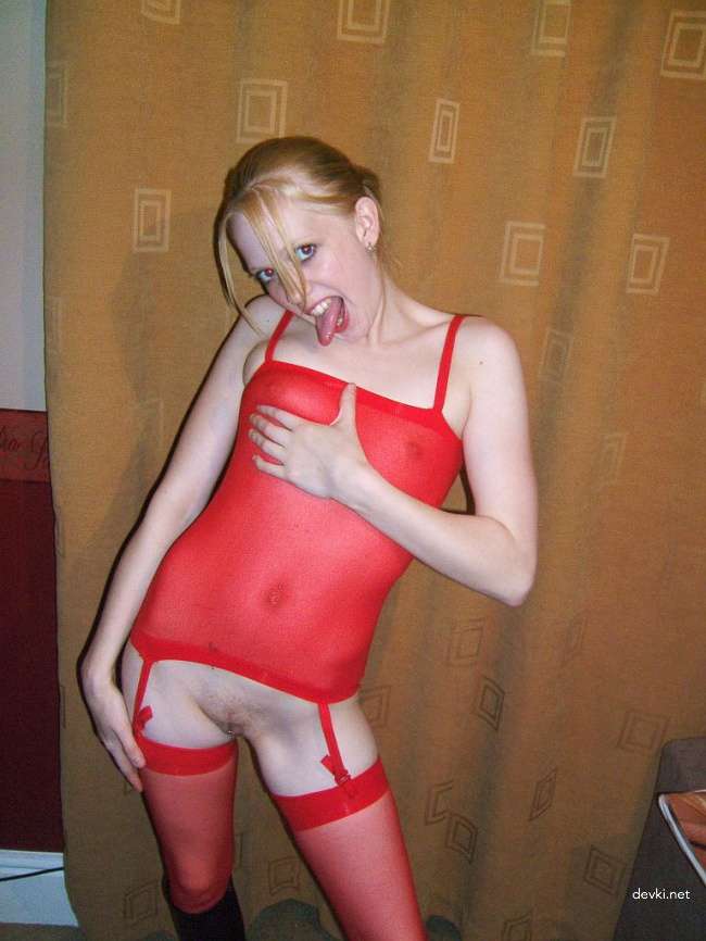 Tiny Tits Slut in Amateur Porn Photo Shoot