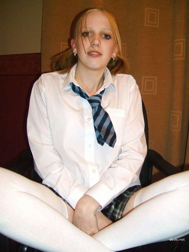 Tiny Tits Slut in Amateur Porn Photo Shoot