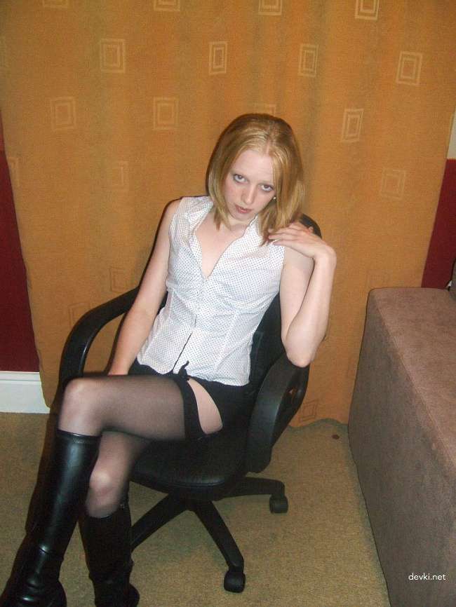 Tiny Tits Slut in Amateur Porn Photo Shoot