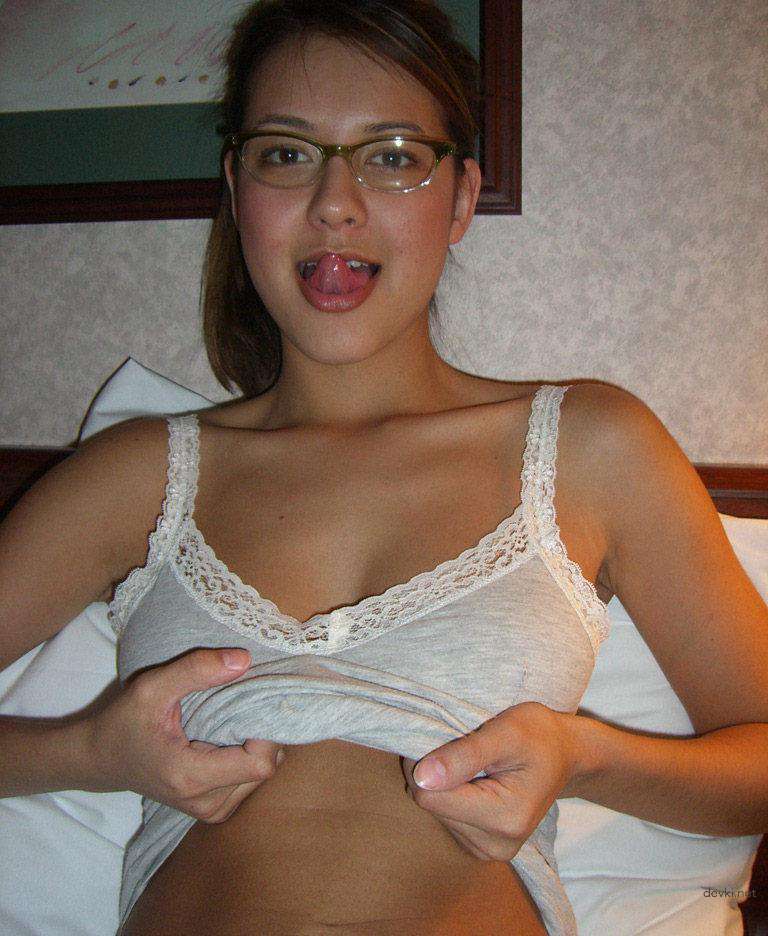 Sensual Amateur Erotica from Cute Girl: Explicit and Provocative Photos
