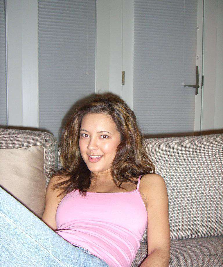 Sensual Amateur Erotica from Cute Girl: Explicit and Provocative Photos