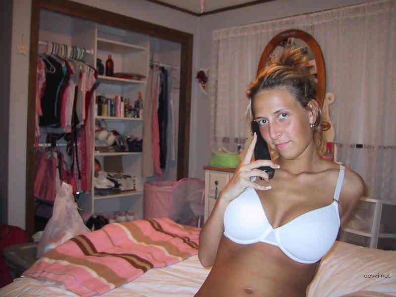 Explicit Amateur Porn: Nude Blondes and Brunettes in Hardcore Action