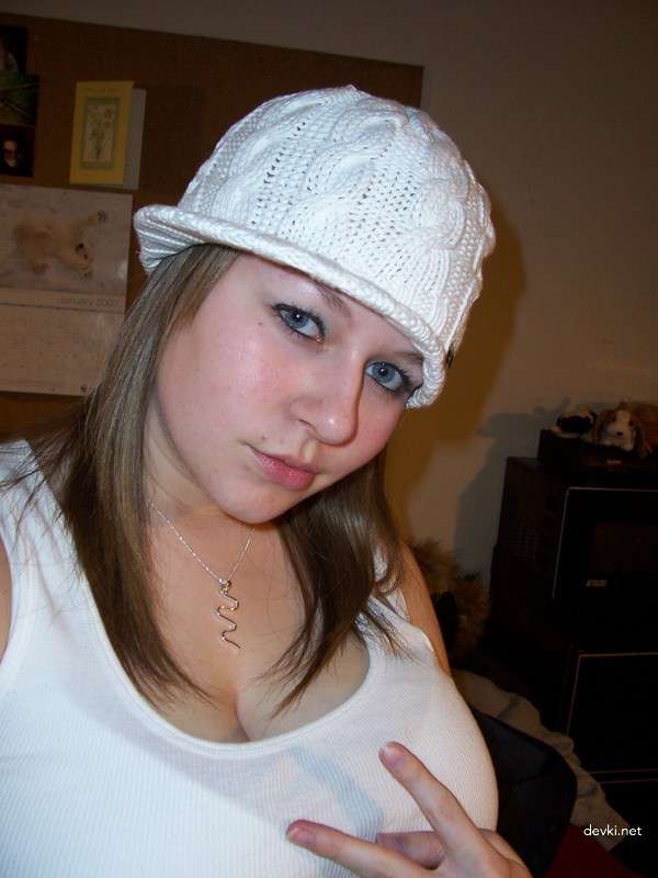 Explicit Amateur Porn: Nude Blondes and Brunettes in Hardcore Action