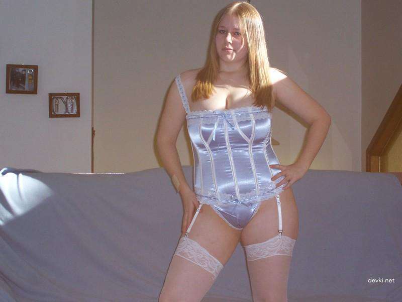 Explicit Amateur Porn: Nude Blondes and Brunettes in Hardcore Action