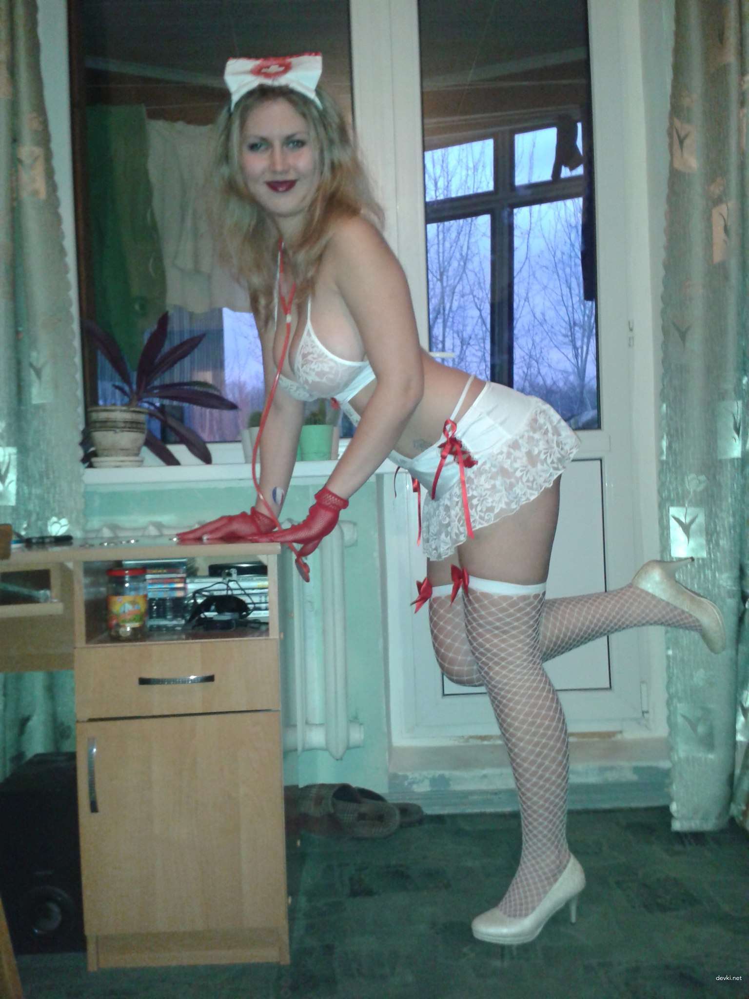 Amateur Erotic Pose: Seductive and Explicit Amateur Photo Shoot