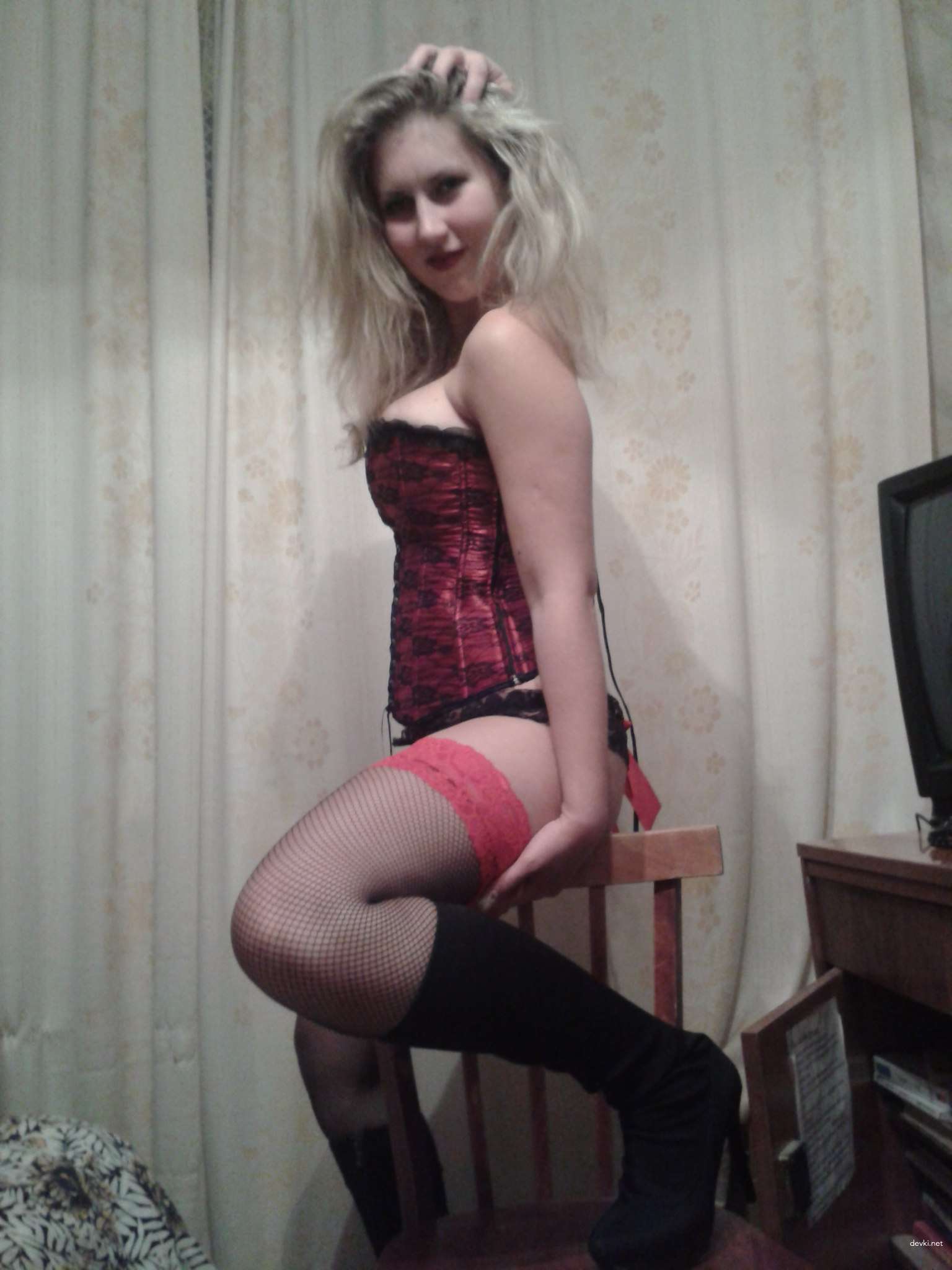 Amateur Erotic Pose: Seductive and Explicit Amateur Photo Shoot