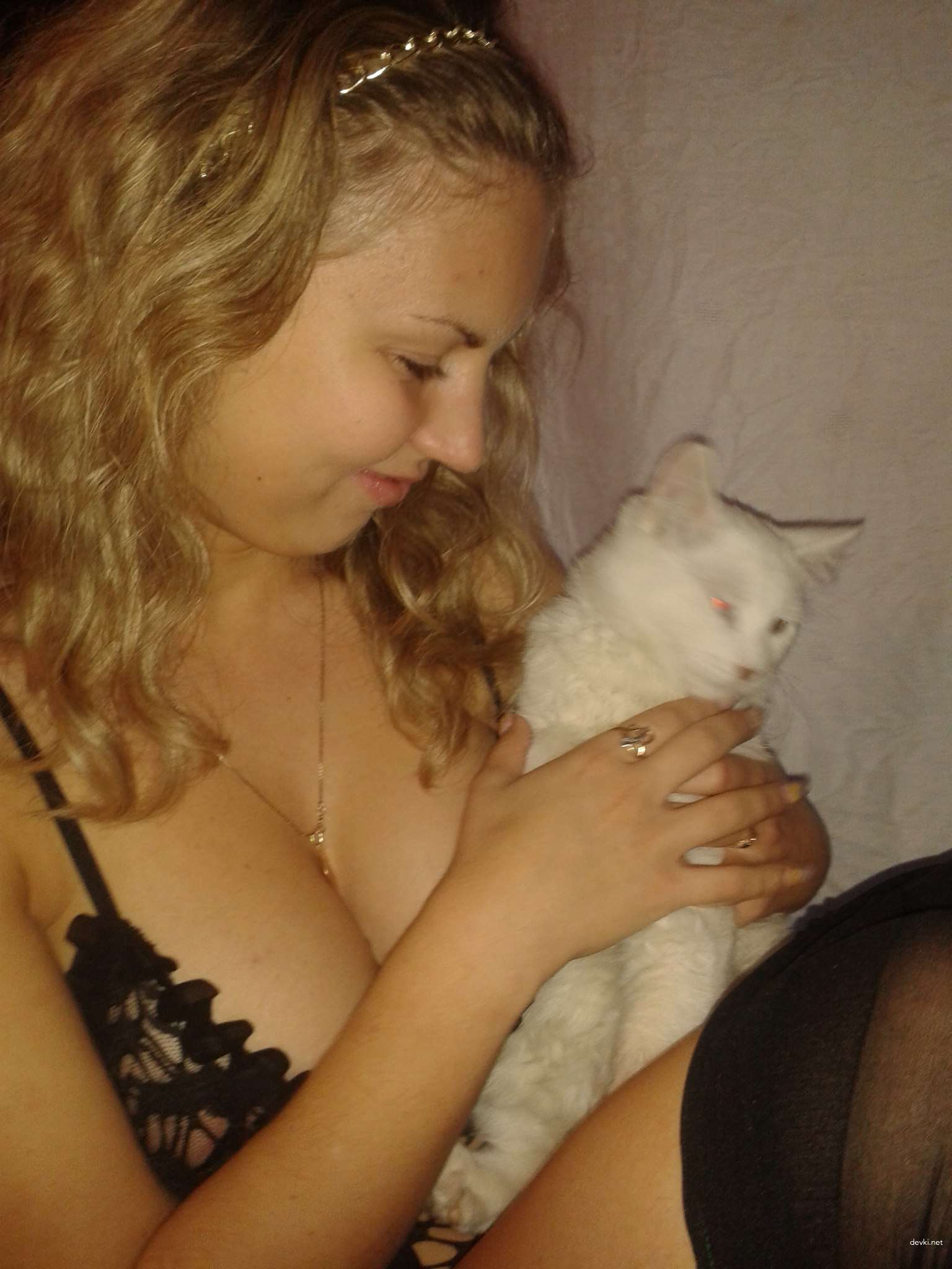 Amateur Erotic Pose: Seductive and Explicit Amateur Photo Shoot