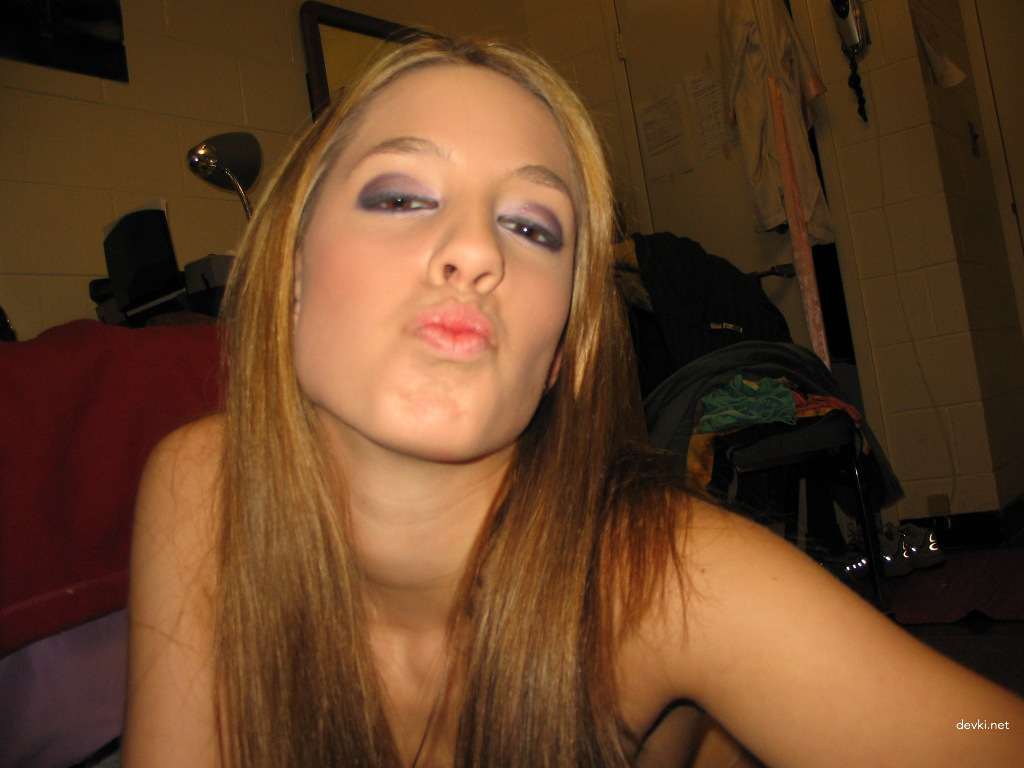 Hot Slim Girl Amateur Nude Photo Shoot