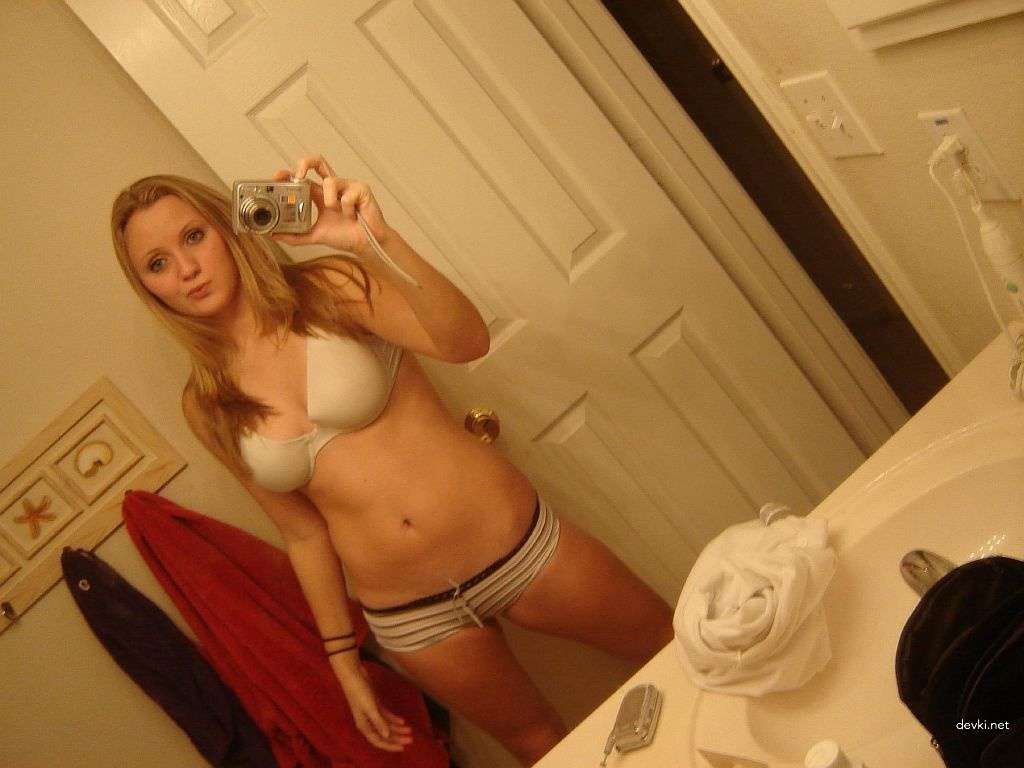 Hot Amateur Selfie of Girl in Bathroom - Explicit Bathroom Selfie Photo