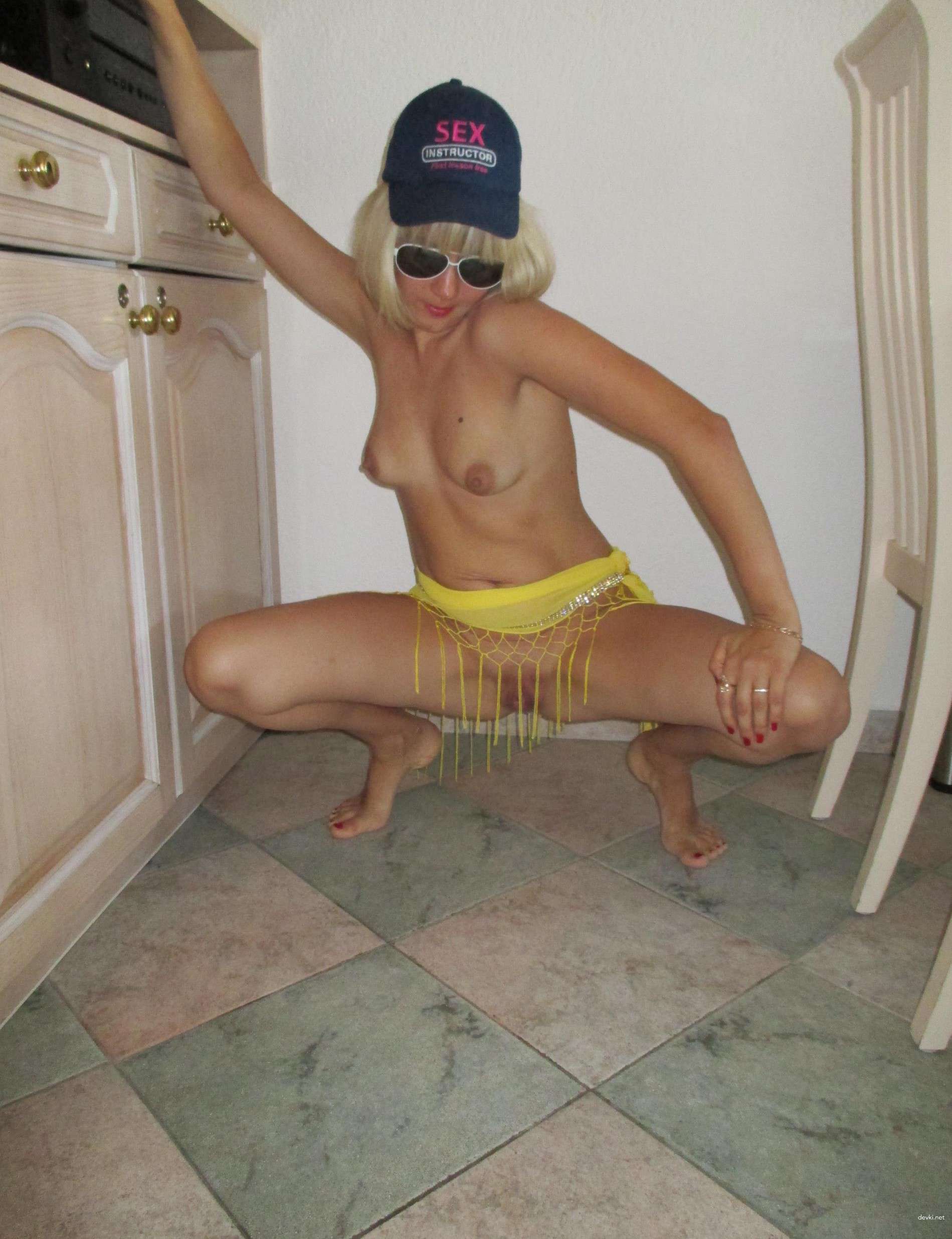 Amateur Babe Exposing Pussy and Ass - Explicit Homemade Porn