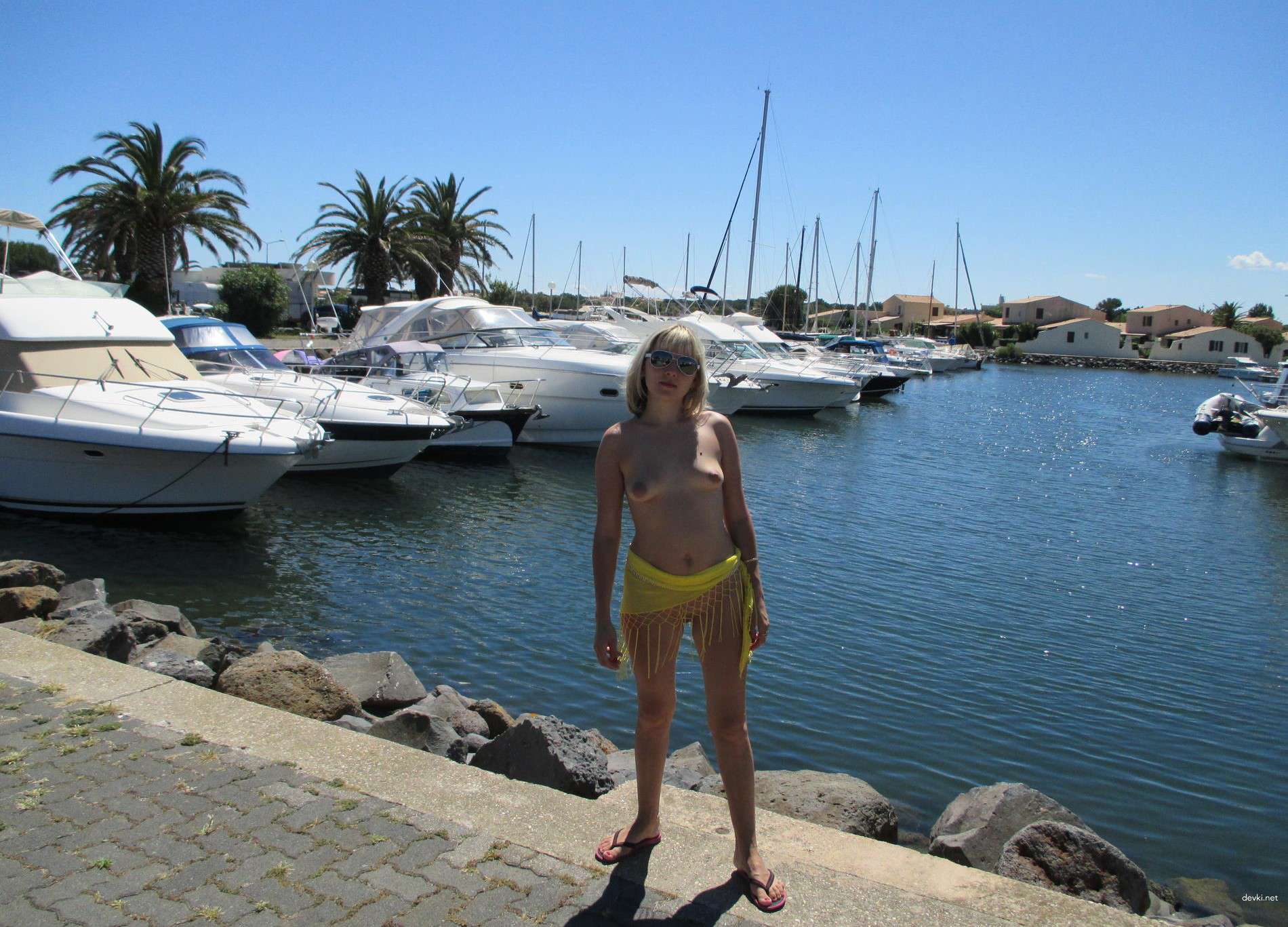 Amateur Babe Exposing Pussy and Ass - Explicit Homemade Porn