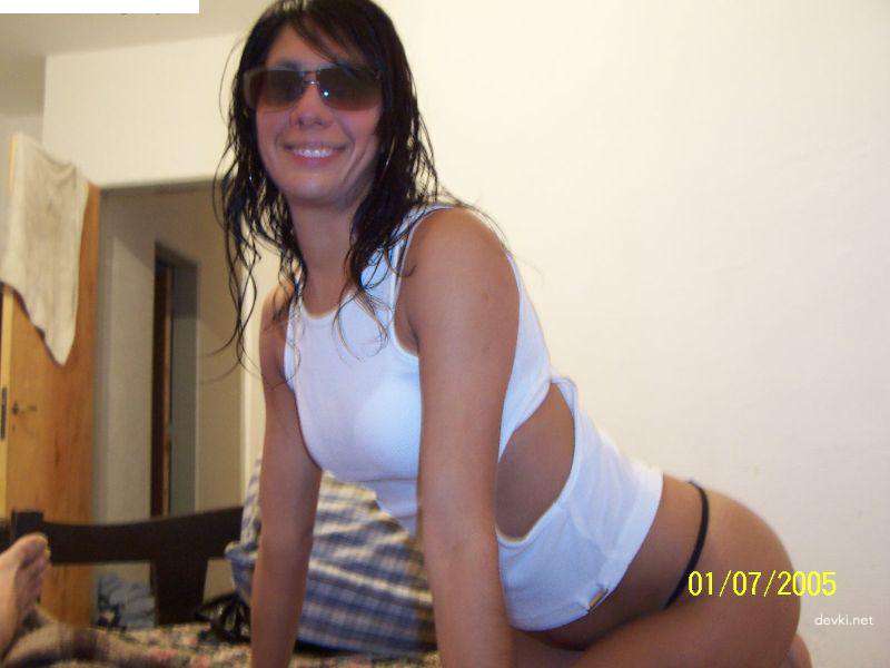 Hot Brunette with Firm Booty Naked in Amateur Porn Pics