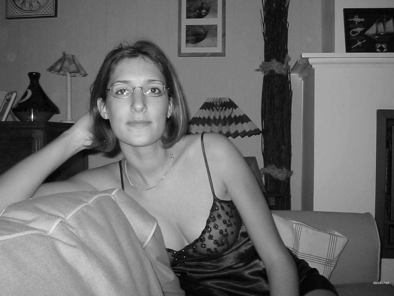 Skinny girl's amateur sex tape: Explicit homemade porn photo shoot