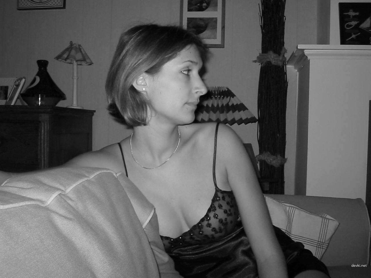 Skinny girl's amateur sex tape: Explicit homemade porn photo shoot