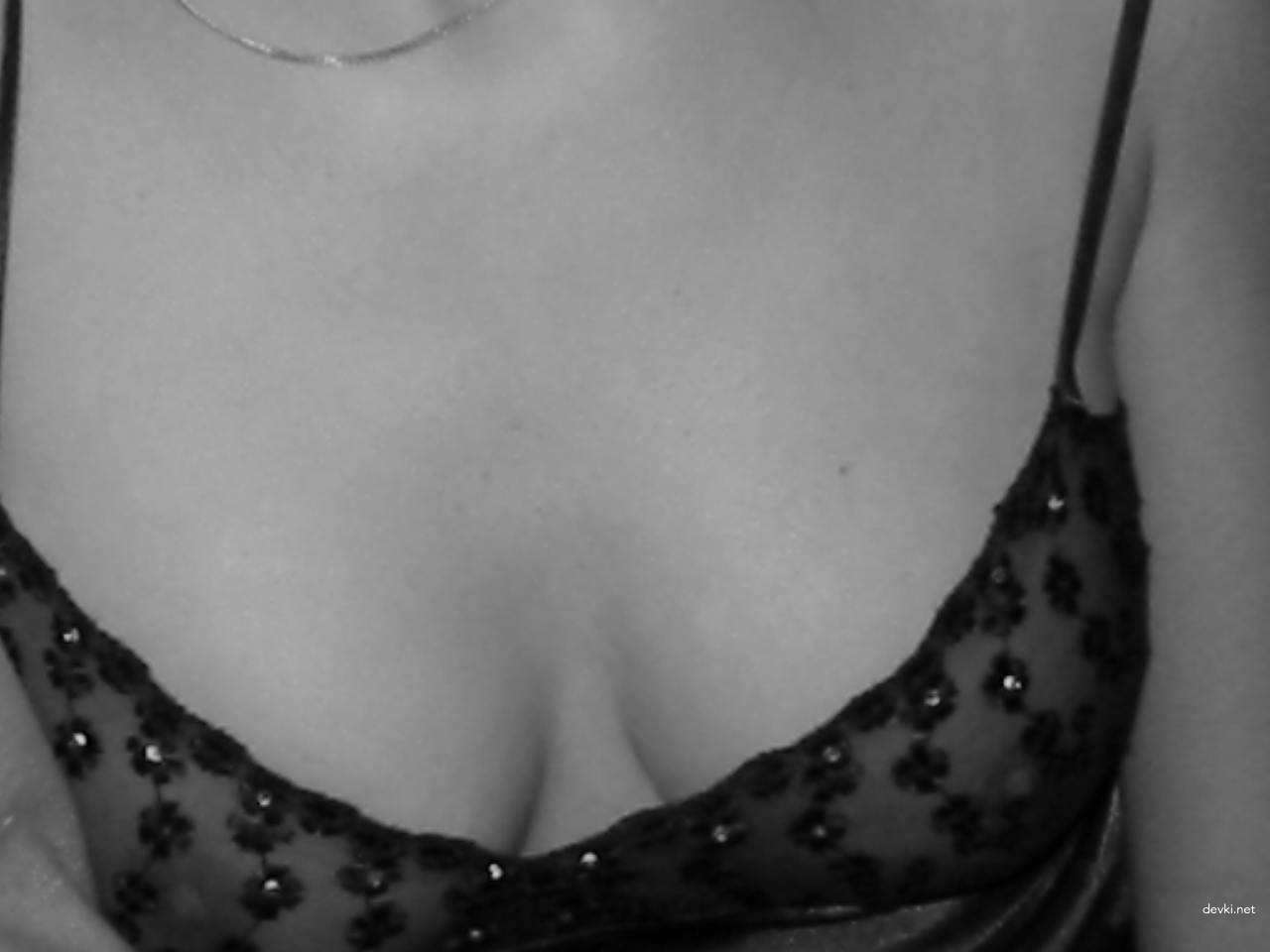 Skinny girl's amateur sex tape: Explicit homemade porn photo shoot