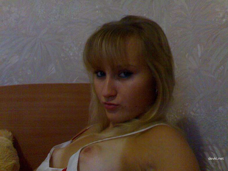 Explicit Nude Amateur Girl Photo: Naked Young Woman Poses Seductively