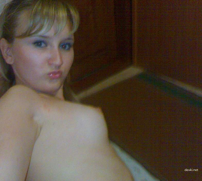 Explicit Nude Amateur Girl Photo: Naked Young Woman Poses Seductively