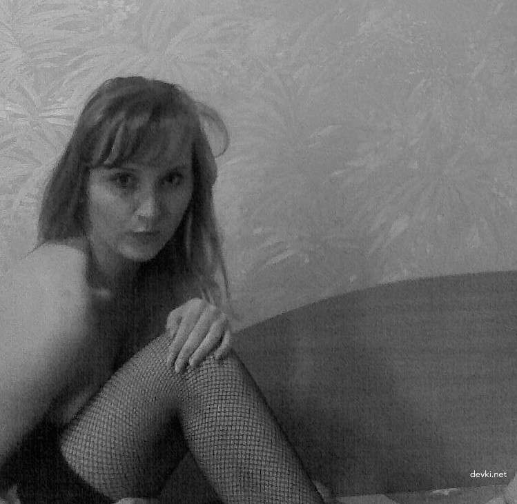 Explicit Nude Amateur Girl Photo: Naked Young Woman Poses Seductively