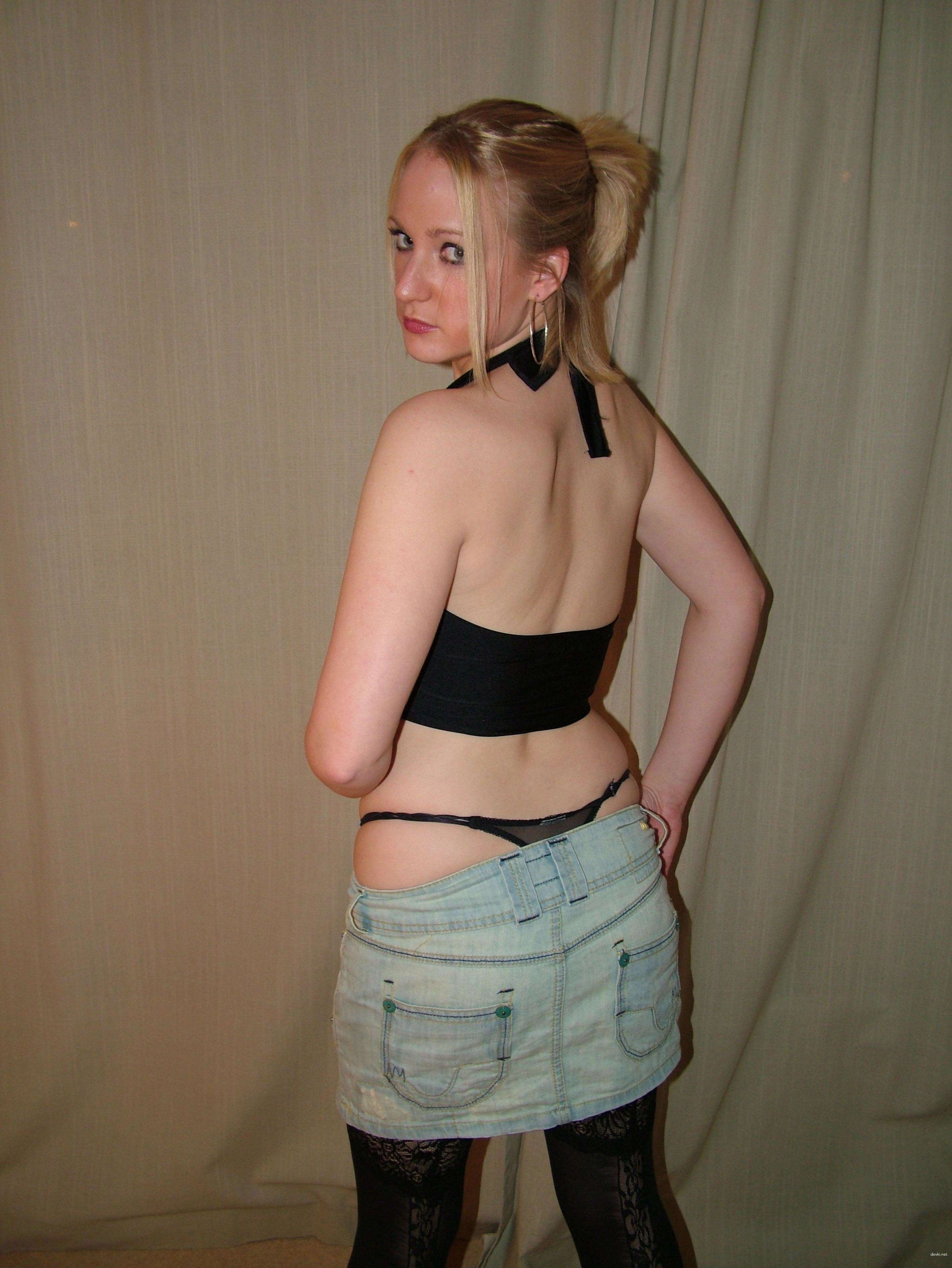 Amateur Porn Pics: Hot Amateur Girl Poses Explicitly!