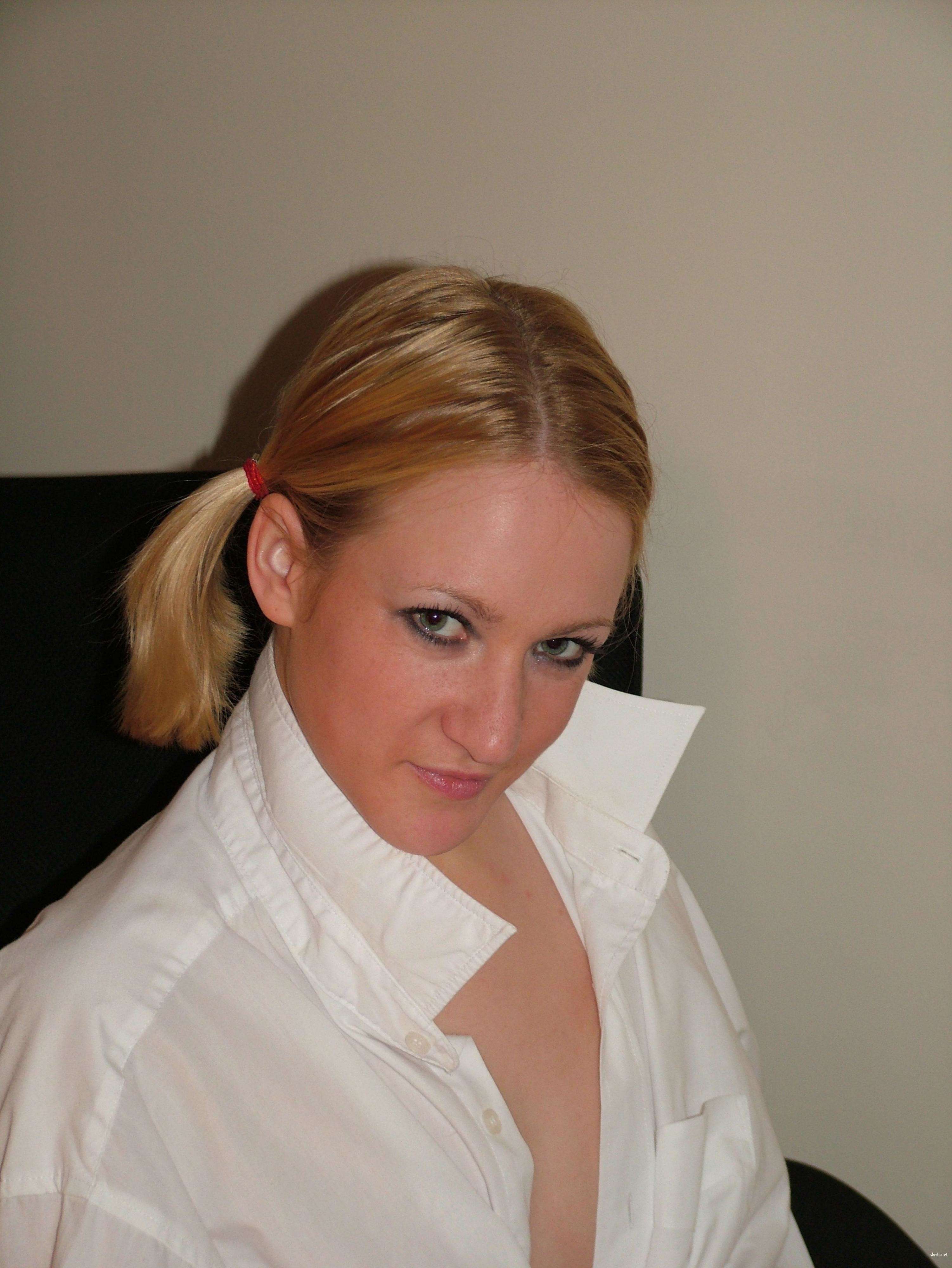 Amateur Porn Pics: Hot Amateur Girl Poses Explicitly!