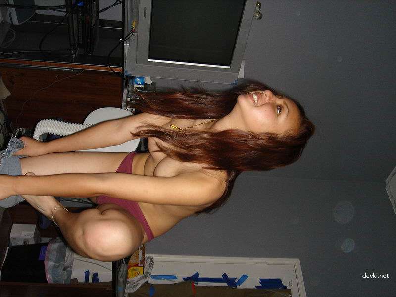 Hot Asian Babe Gives Blowjob in Amateur Porn Pic