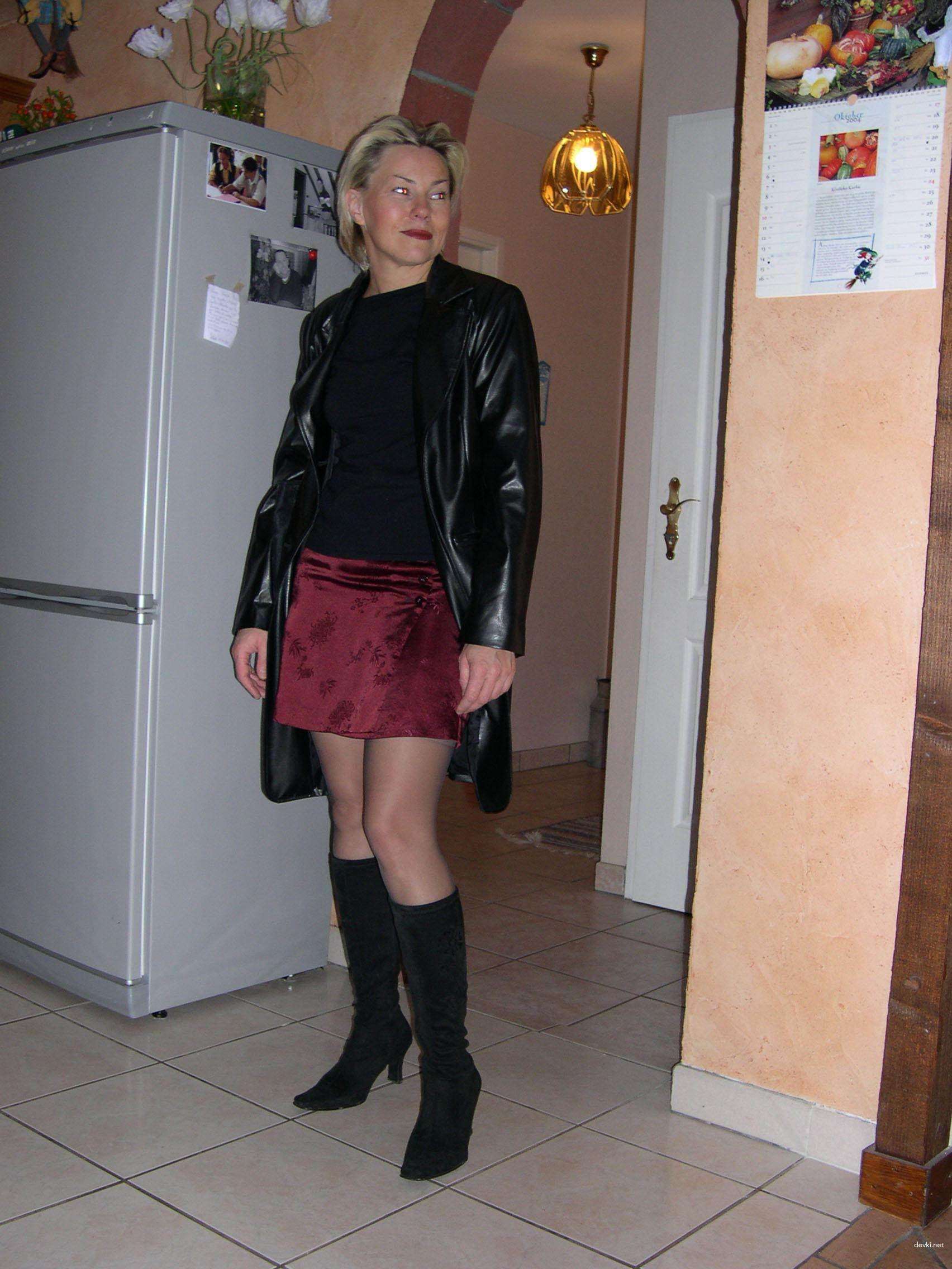 Mature MILF Sucks Cock: Explicit Amateur Blowjob Photo