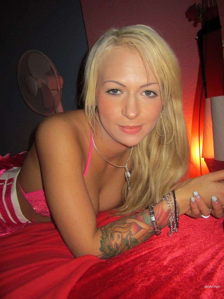 Hot Blonde Amateur Porn Photos: Explicit Blonde Babe in Action