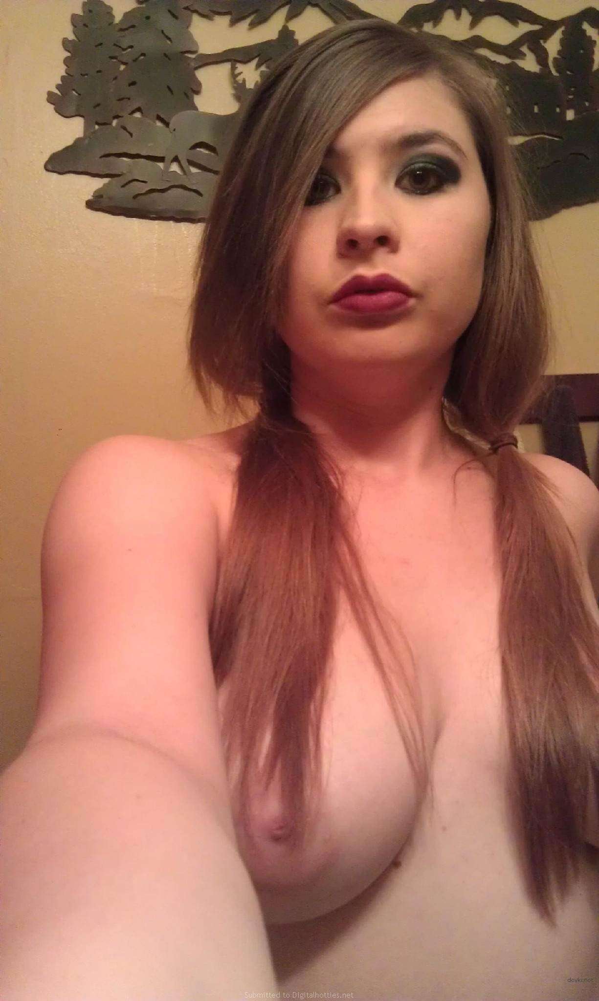 Hot Amateur Pussy Exposed in Explicit Porn Photos