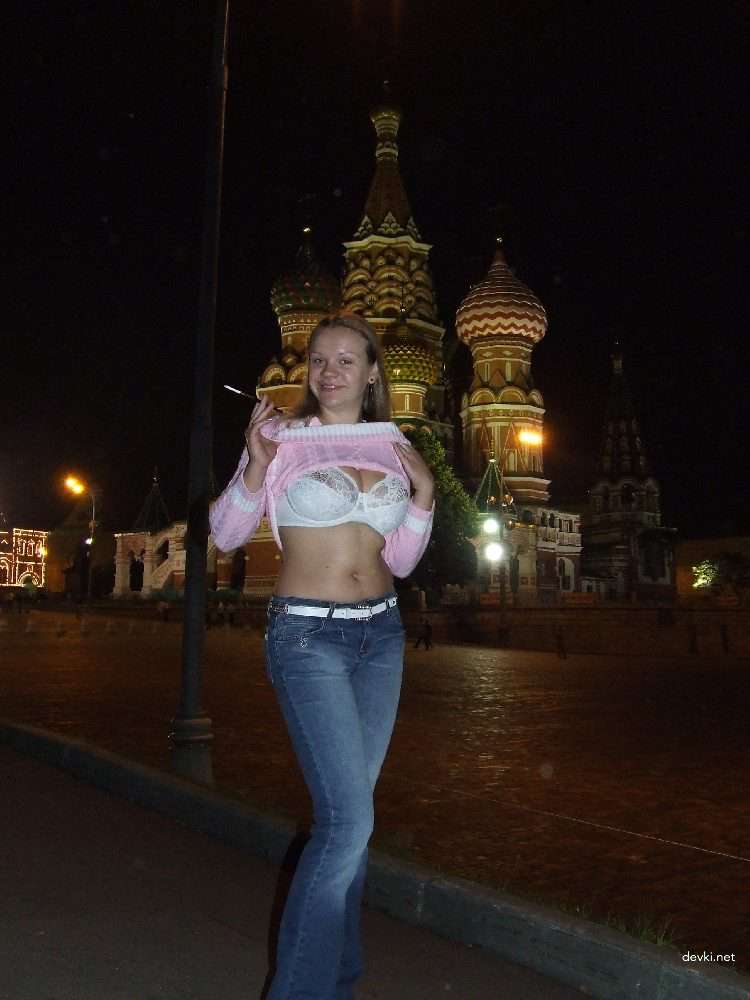 Amateur Busty Girl Poses Nude with Massive Boobs - Explicit Photo Shoot