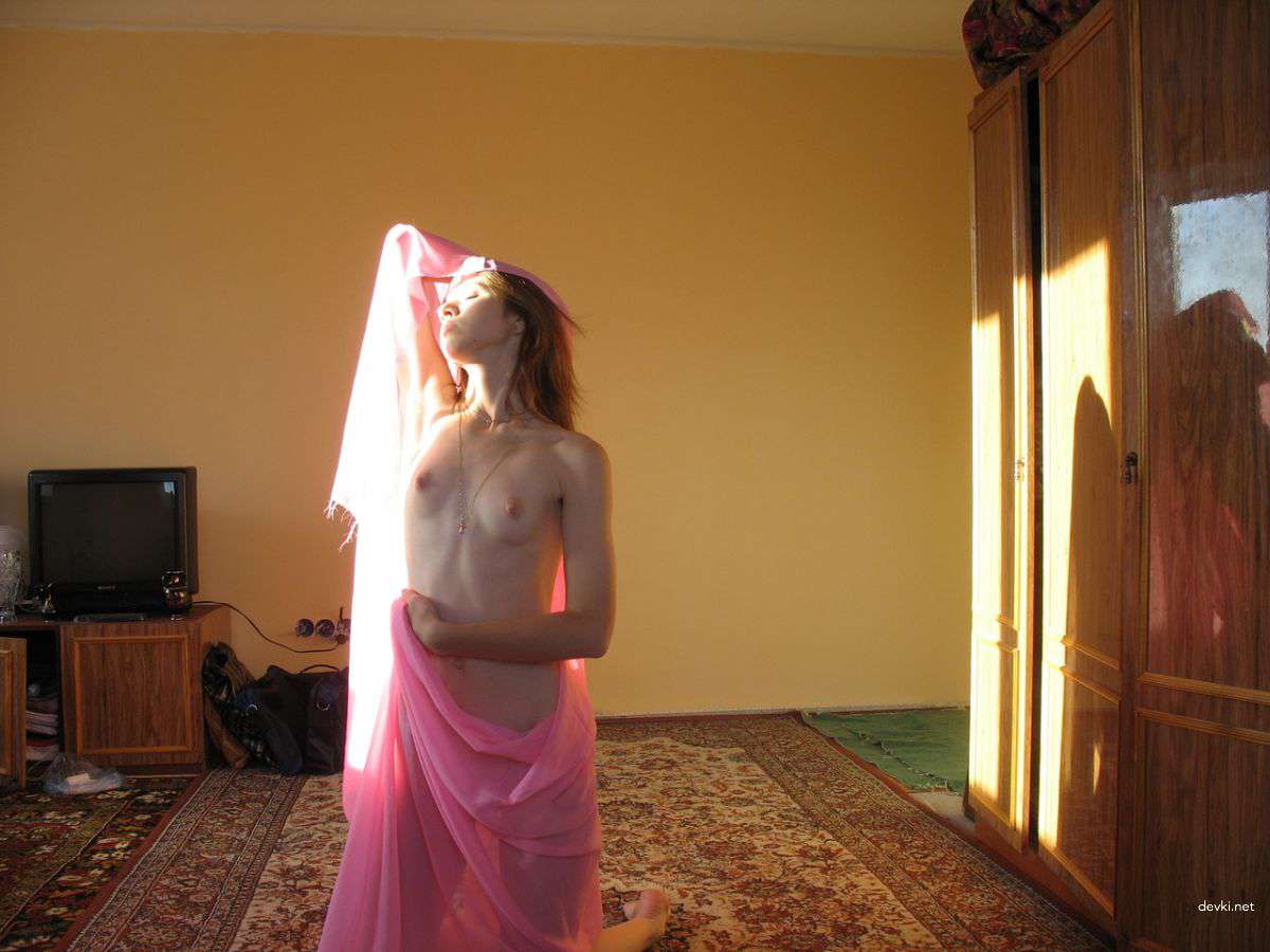 Explicit Amateur Photo: Small Breasts Naked Private Shot