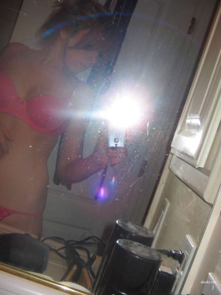 Fingers in Pussy Amateur Porn Pic: Explicit Solo Masturbation