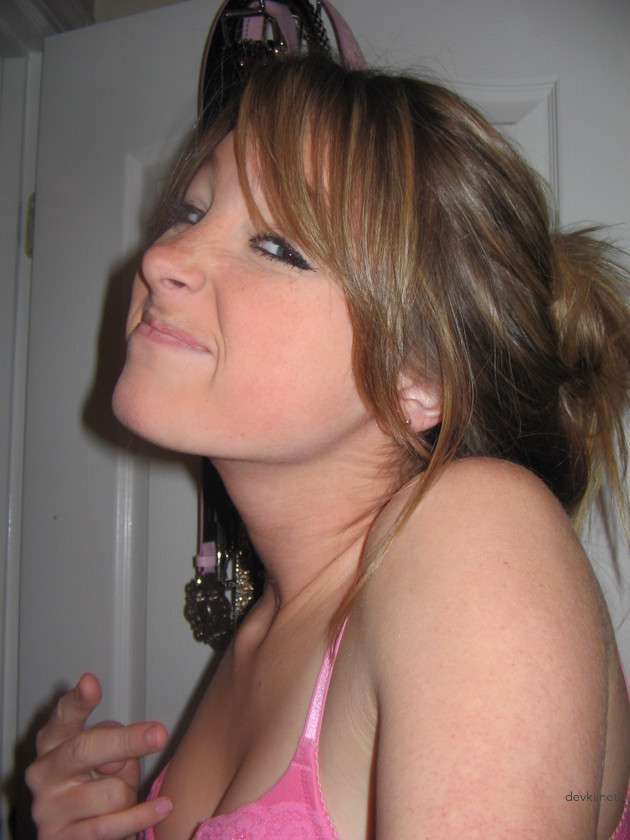 Fingers in Pussy Amateur Porn Pic: Explicit Solo Masturbation